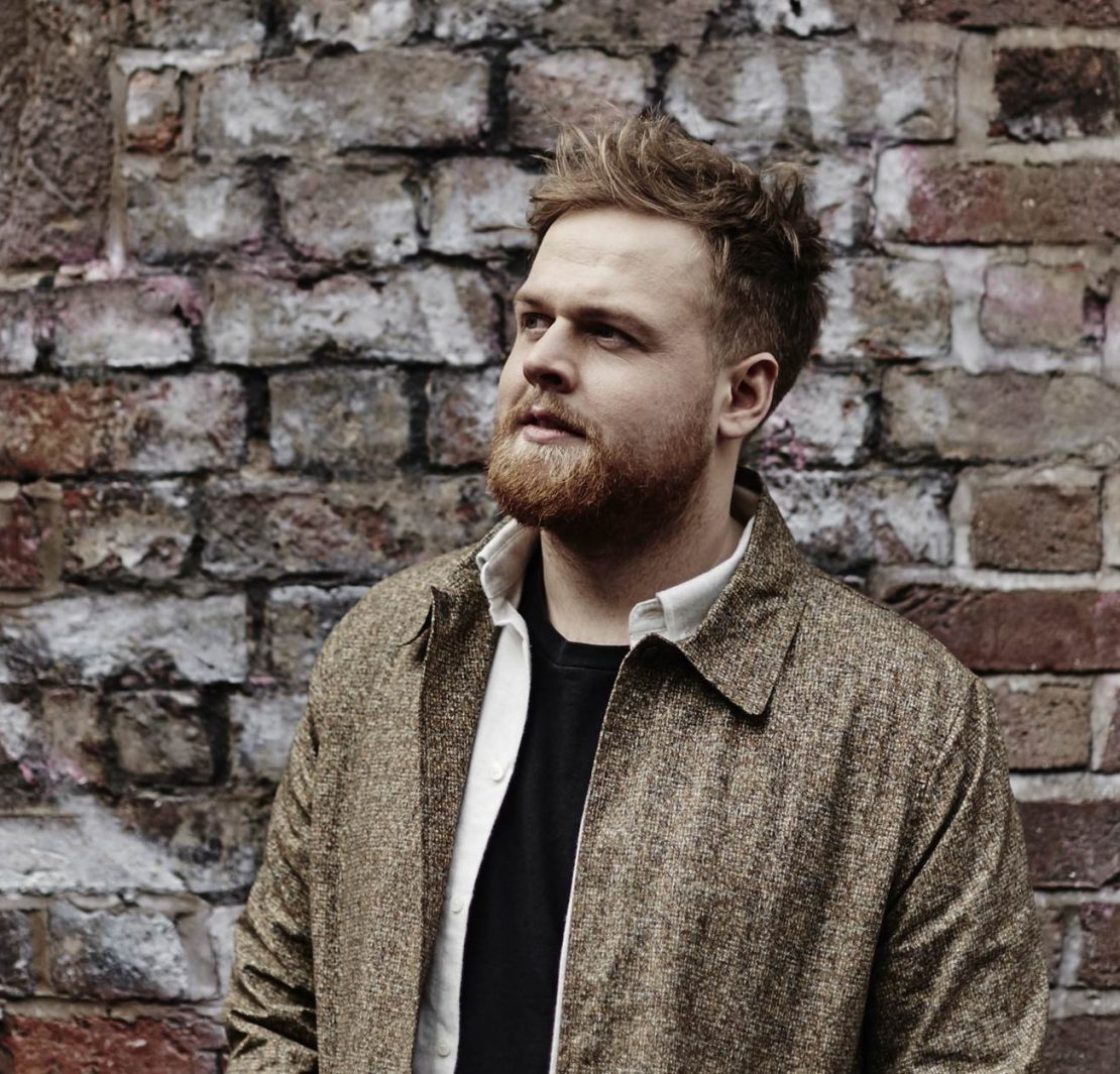 Tom walker masked. Tom Walker. Tom Walker masked Wolf. Tom Walker something beautiful. Tom Walker leave a Light.